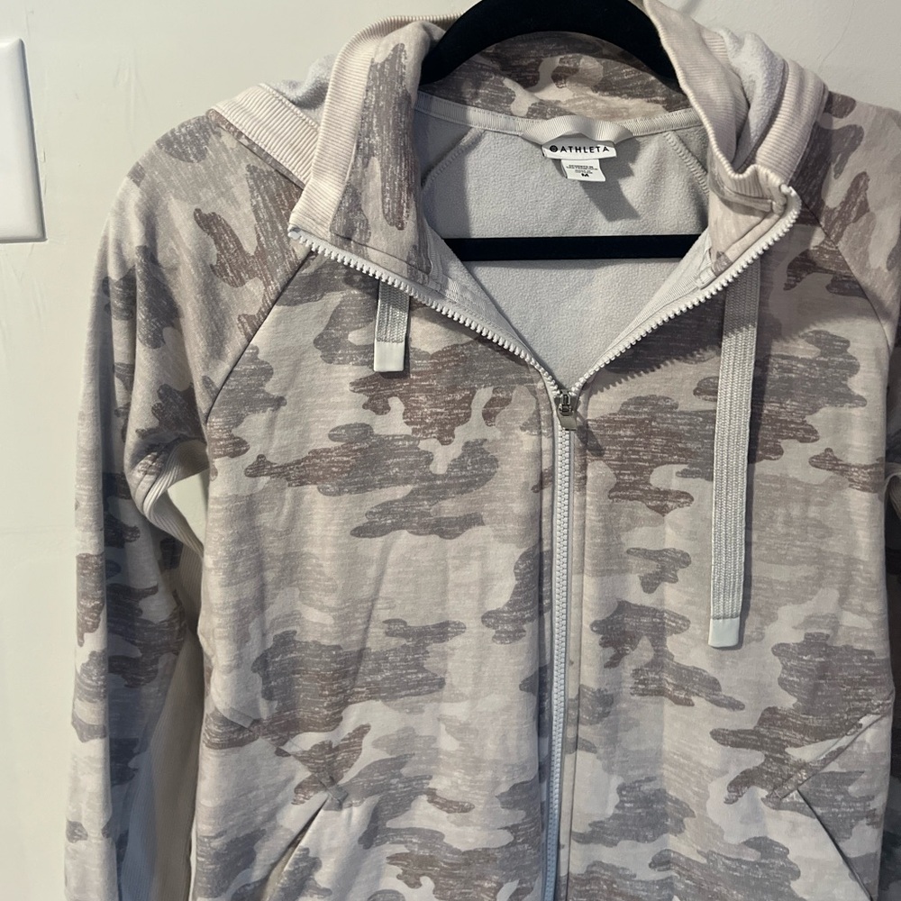 Athleta Triumph Printed Hoodie Jacket in Grey
Gypsum Camo Medium - Picture 5 of 6